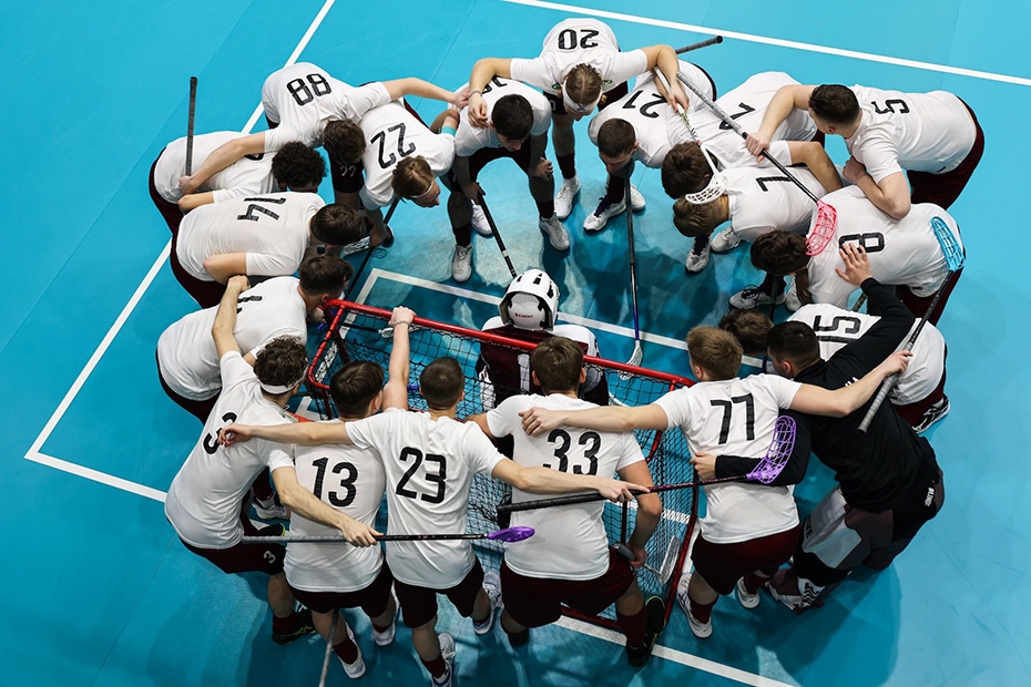 Latvijas florbolisti ar pārliecinošu uzvaru Liepājā sāk pasaules čempionāta kvalifikācijas turnīru