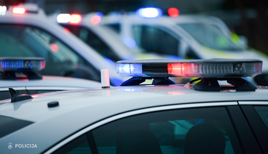 Kalpaka ielā saduras trīs automašīnas, Slimnīcas ielā brauc dzērumā