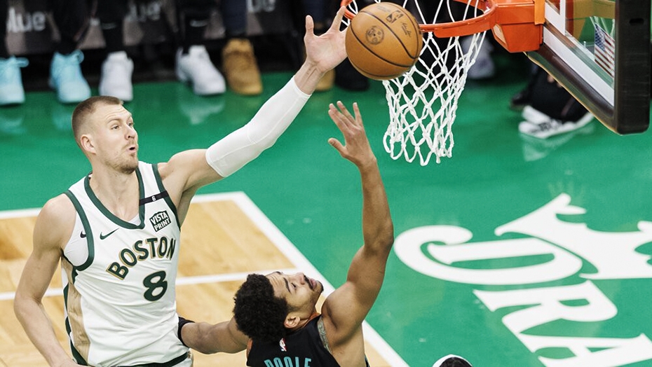 Porziņģis gūst 34 punktus "Celtics" uzvarā NBA mačā