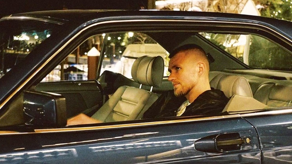 Delfi.lv: Porziņģis dižojas ar "Ferrari" stila mersedesu