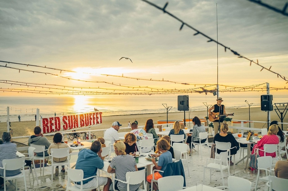  Pludmales kafejnīca "Red Sun Buffet" nedēļas nogalē svinēs 15.sezonas atklāšanu