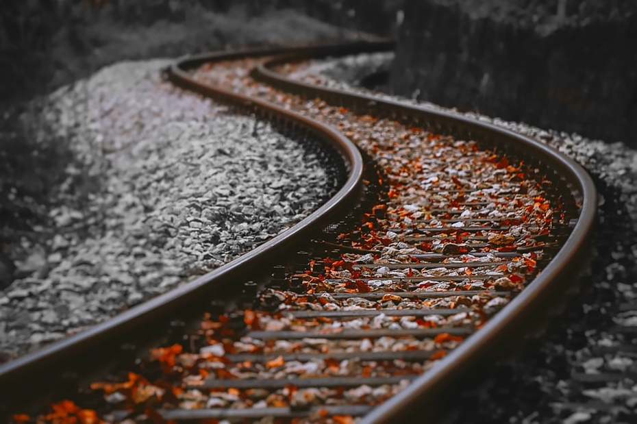 "Chrysler" vadītājs pārkāpj noteikumus un izraisa sadursmi ar lokomotīvi