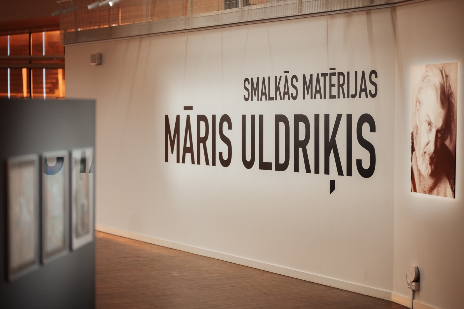Liepājas koncertzālē atklāta izstāde “Māris Uldriķis. Smalkās matērijas”