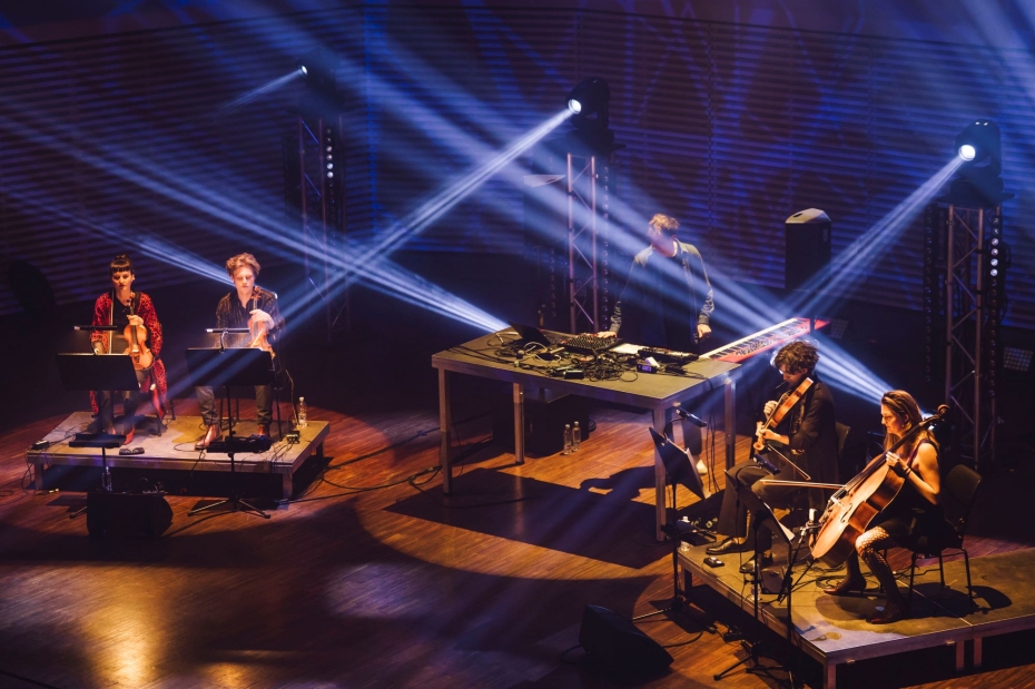 Kristiāna Leflera elektroniskā mūzika klausītājus ierauj dejā