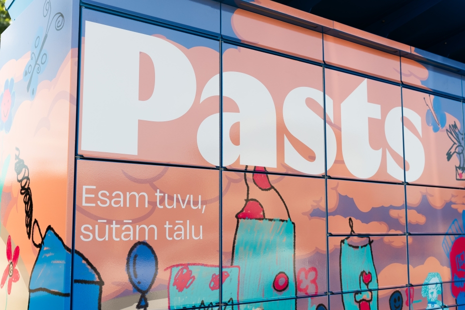 Liepājā atklāts unikāla dizaina "Latvijas Pasts" pakomāts