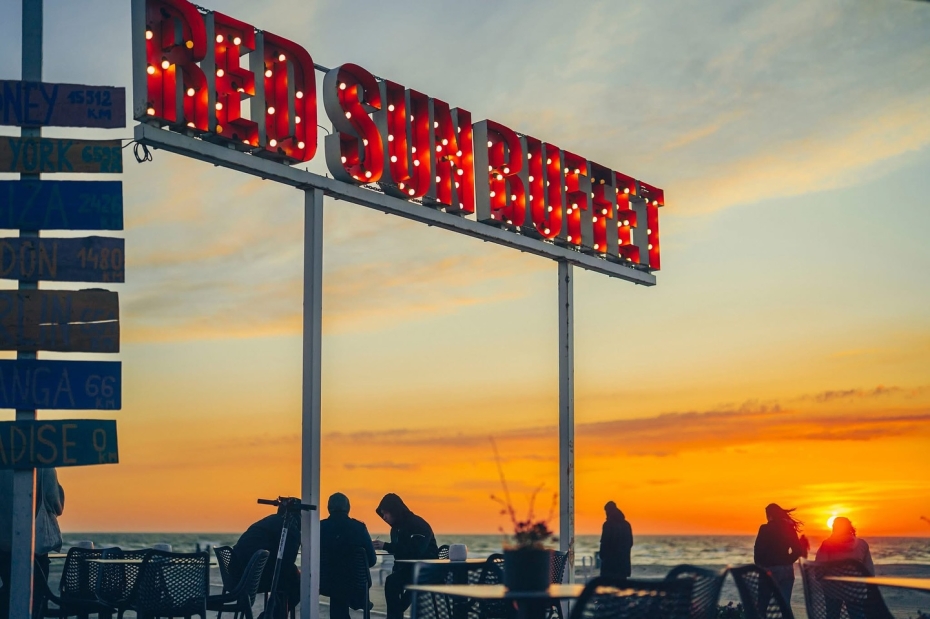 Red Sun Buffet noslēdz 16. sezonu ar austeru festivālu un Edija Šnipkes koncertu 