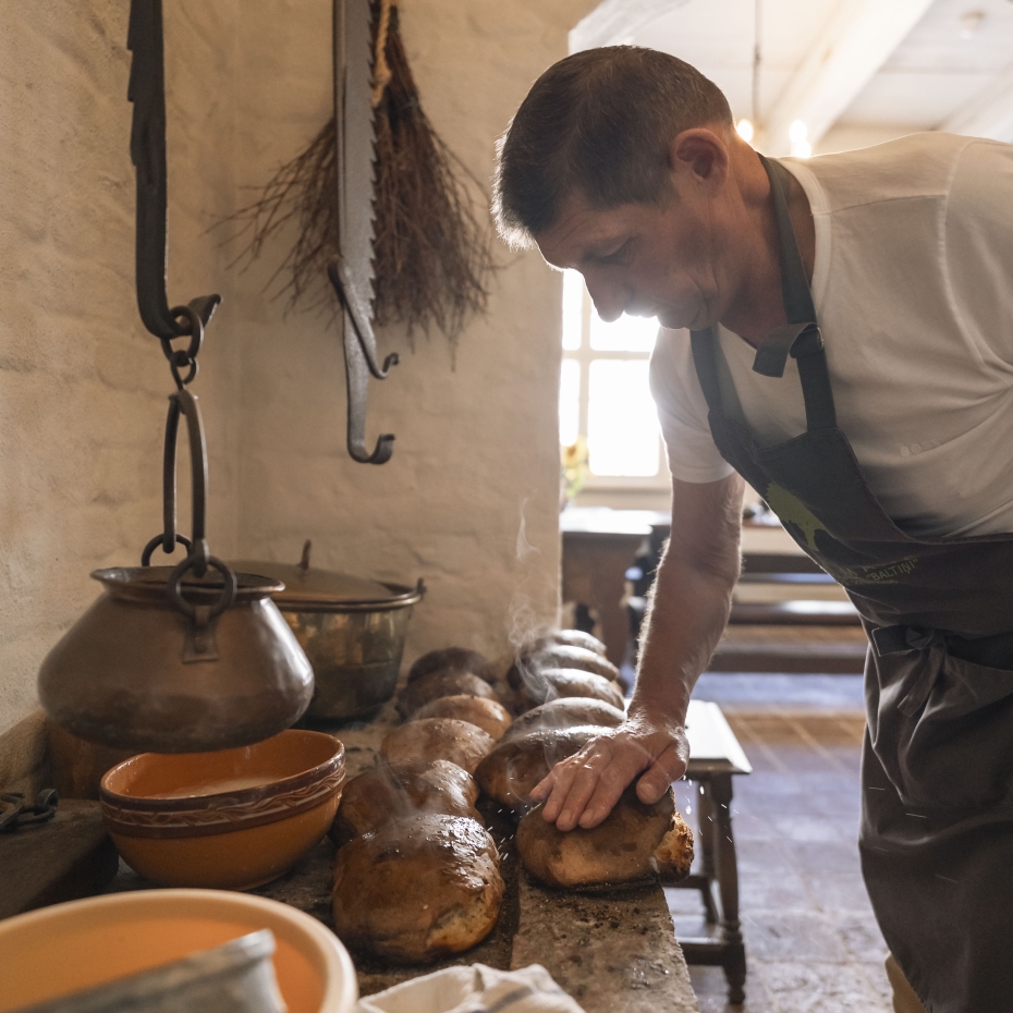 Hoijeres namā  ražas svētkos maiznieks Ozols ceps maizi