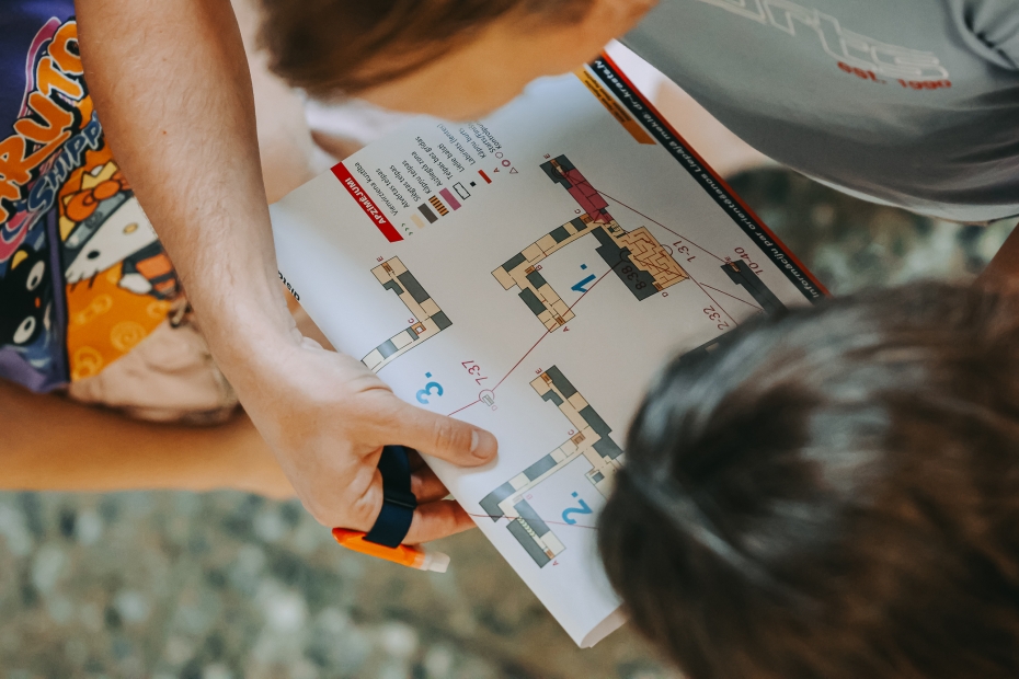 Noskaidro ātrākos telpu orientēšanās sacensībās Liepājas Oskara Kalpaka vidusskolā