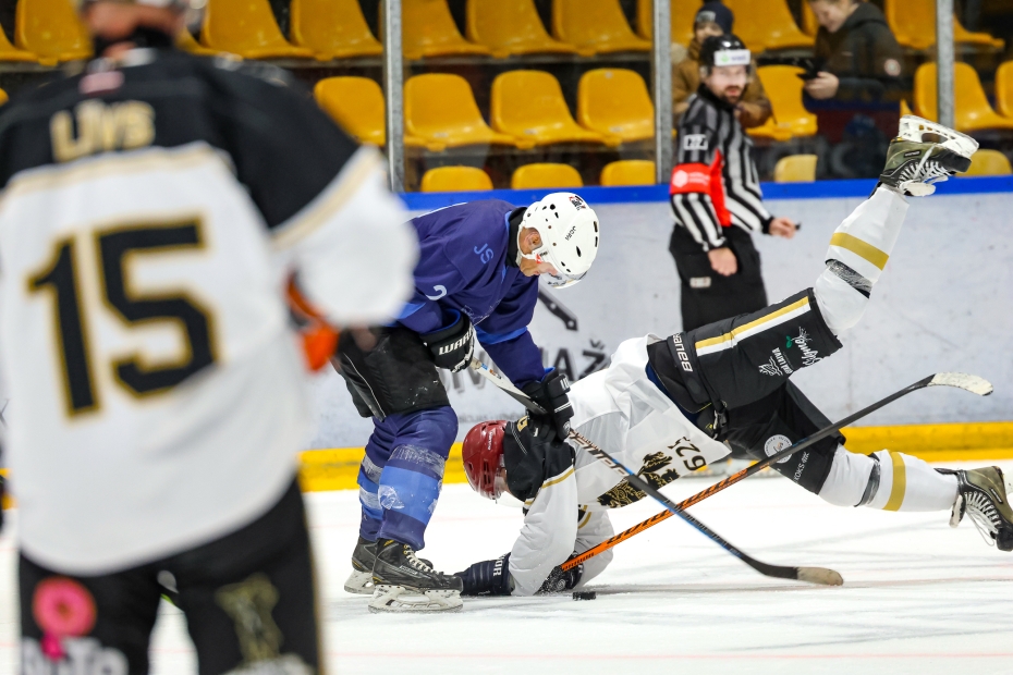 Hokejisti cīnās kā īsti Lāčplēši