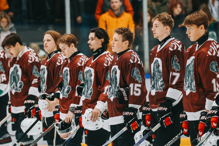 Liepājas hokeja komanda spēles laikā izsolīs sarkanbaltsarkanos spēļu kreklus