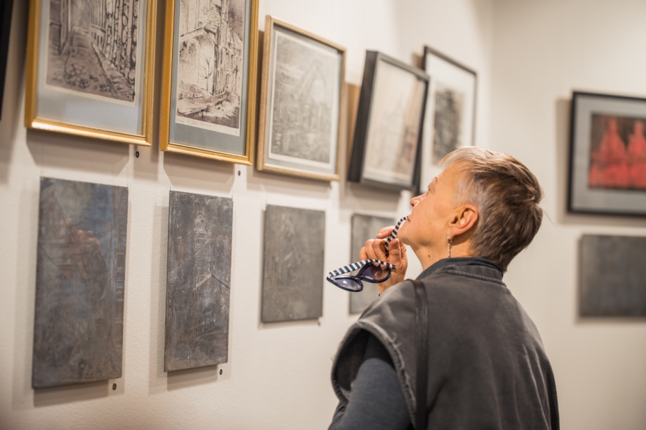 Liepājas okupācijas muzejā atklāta Irinas Tīres personālizstāde “Smalkuma tehnika”