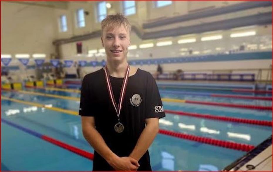 Ričardam Husaram pilsētas rekords Latvijas čempionātā peldēšanā