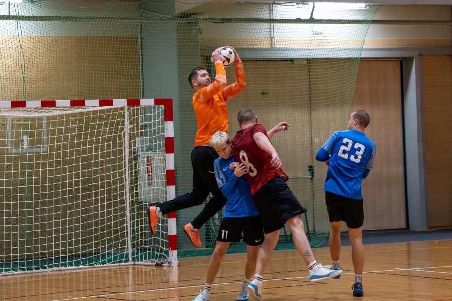 Gaiss WindUp.lv Liepājas amatieru telpu futbola čempionātā kļūst saspringtāks