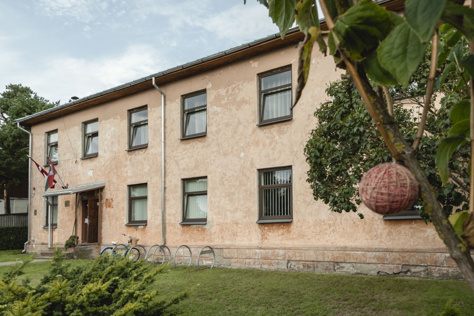 Apstiprina Liepājas Karostas mūzikas skolas direktora pienākumu izpildītāju