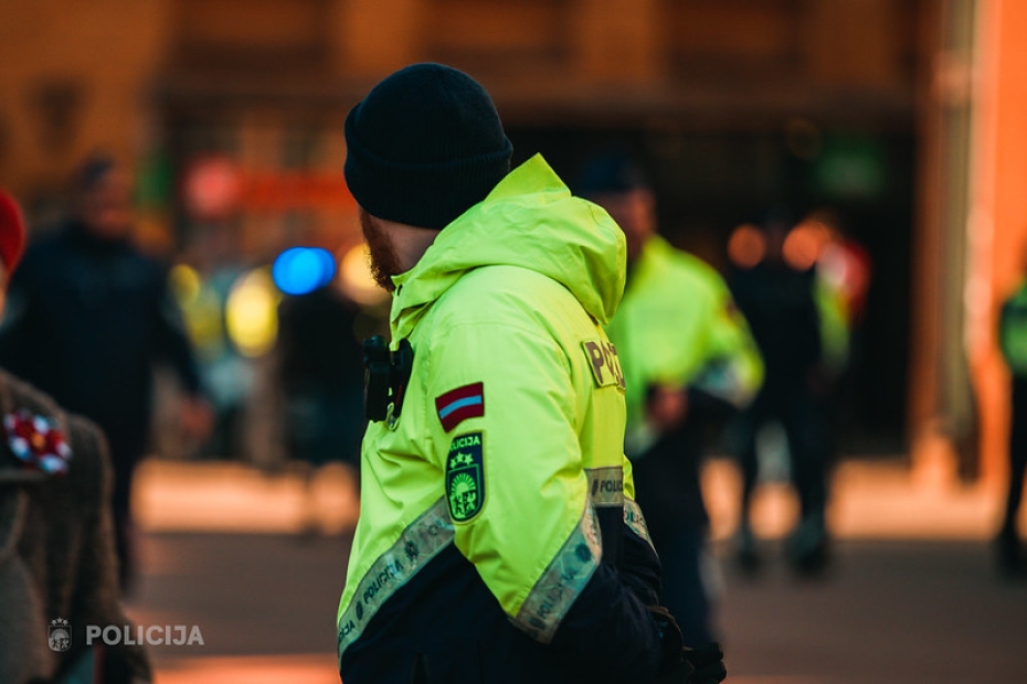 Dzērumā nesavalda auto un izposta puķu podus
