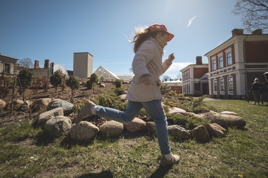 Vecāki ar maziem bērniem aicināti apgūt zināšanas bezmaksas nodarbību ciklā
