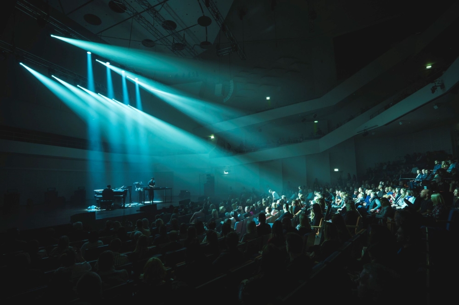 “Grandbrothers” Liepājas koncertzālē pieceļ publiku