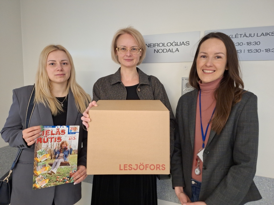 Saņemts pirmais ziedojums senioru atbalsta iniciatīvai “Siltās sirds kaste”
