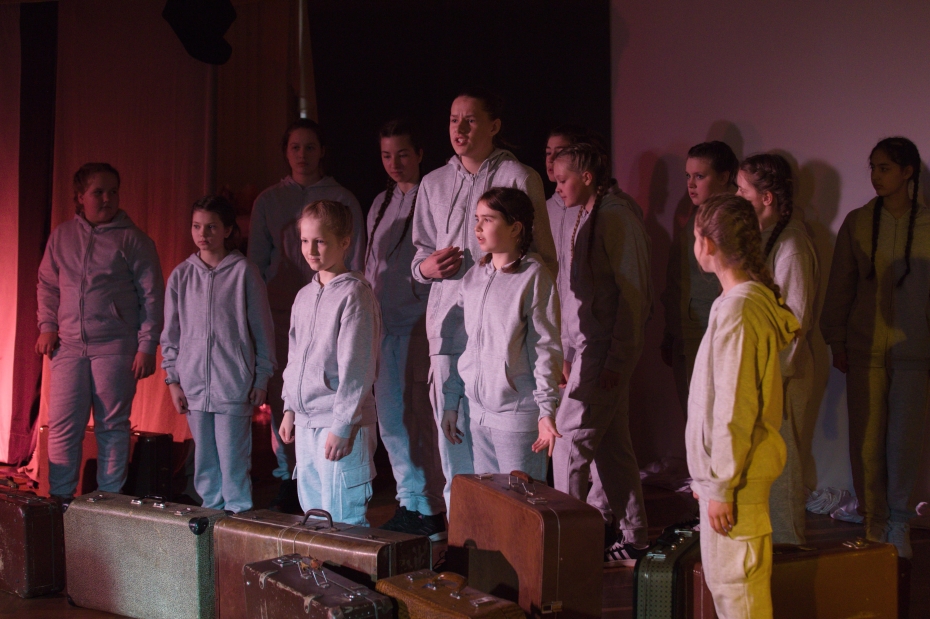 Jaunie aktieri atklāj dzimtas likteņstāstus izrādē “Ōpja hūte”