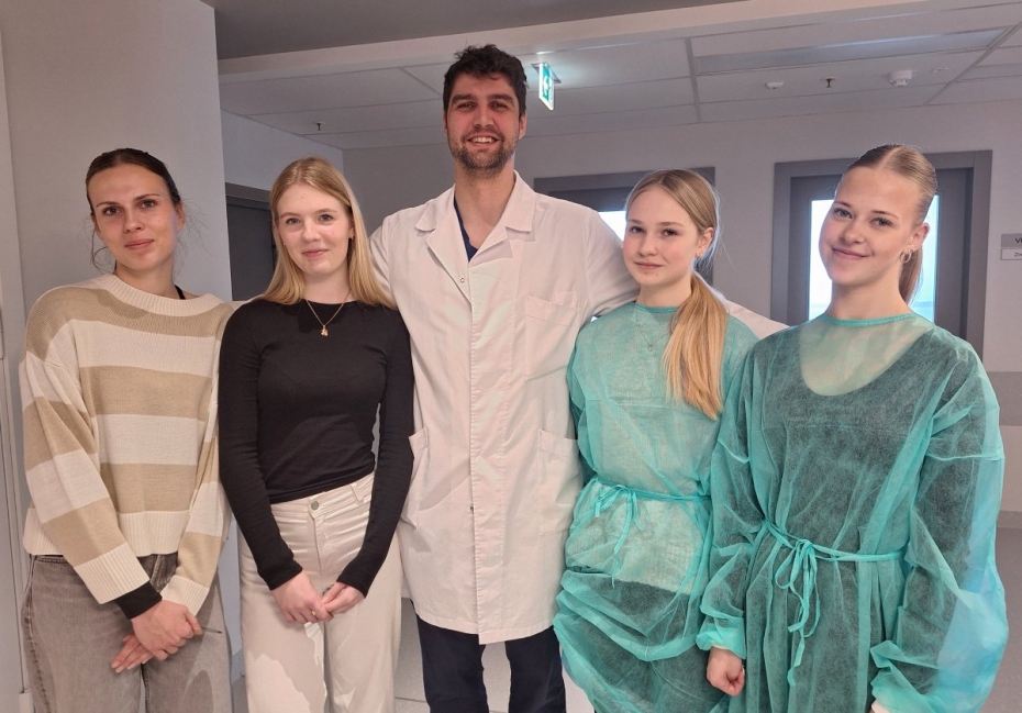 Jaunieši Ēnu dienā iepazīst mediķu darbu Liepājas slimnīcā