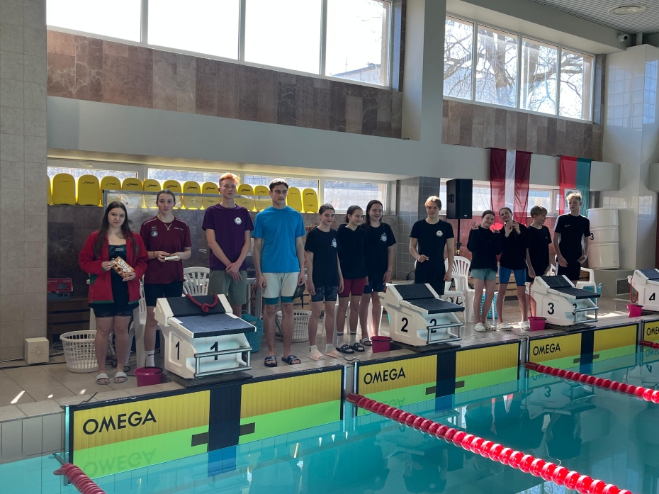 Liepājā ar panākumiem aizvadītas sacensības peldēšanā