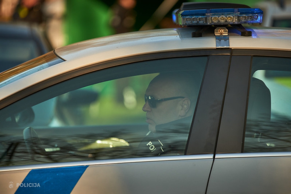 Garāmgājējs krietnā reibumā nozog neaizslēgtu auto