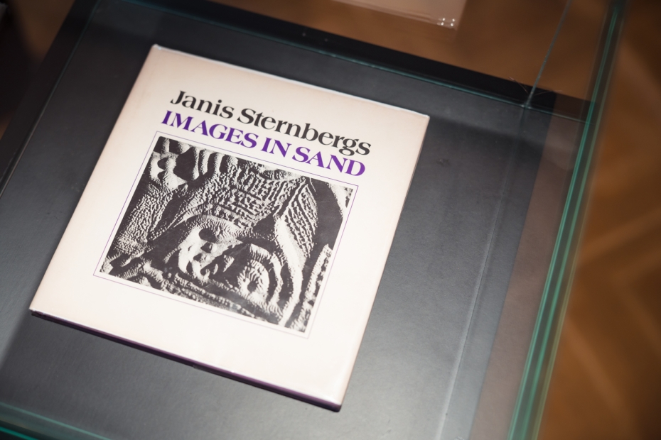 Liepājas muzejā atklāta grafiķa Jaņa Šternberga darbu izstāde