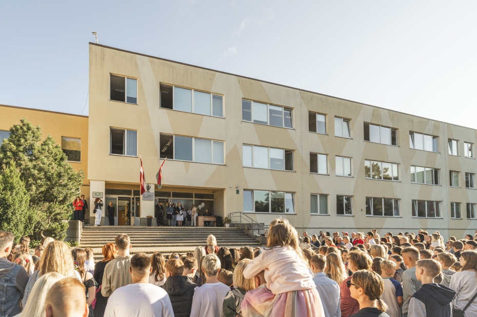 Pieņemts lēmums par Rietumkrasta vidusskolas pievienošanu Raiņa vidusskolai