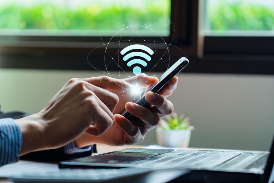 Kā drošāk lietot internetu ceļojumā un kāpēc eSIM bieži ir labāka izvēle par publisko Wi-Fi?