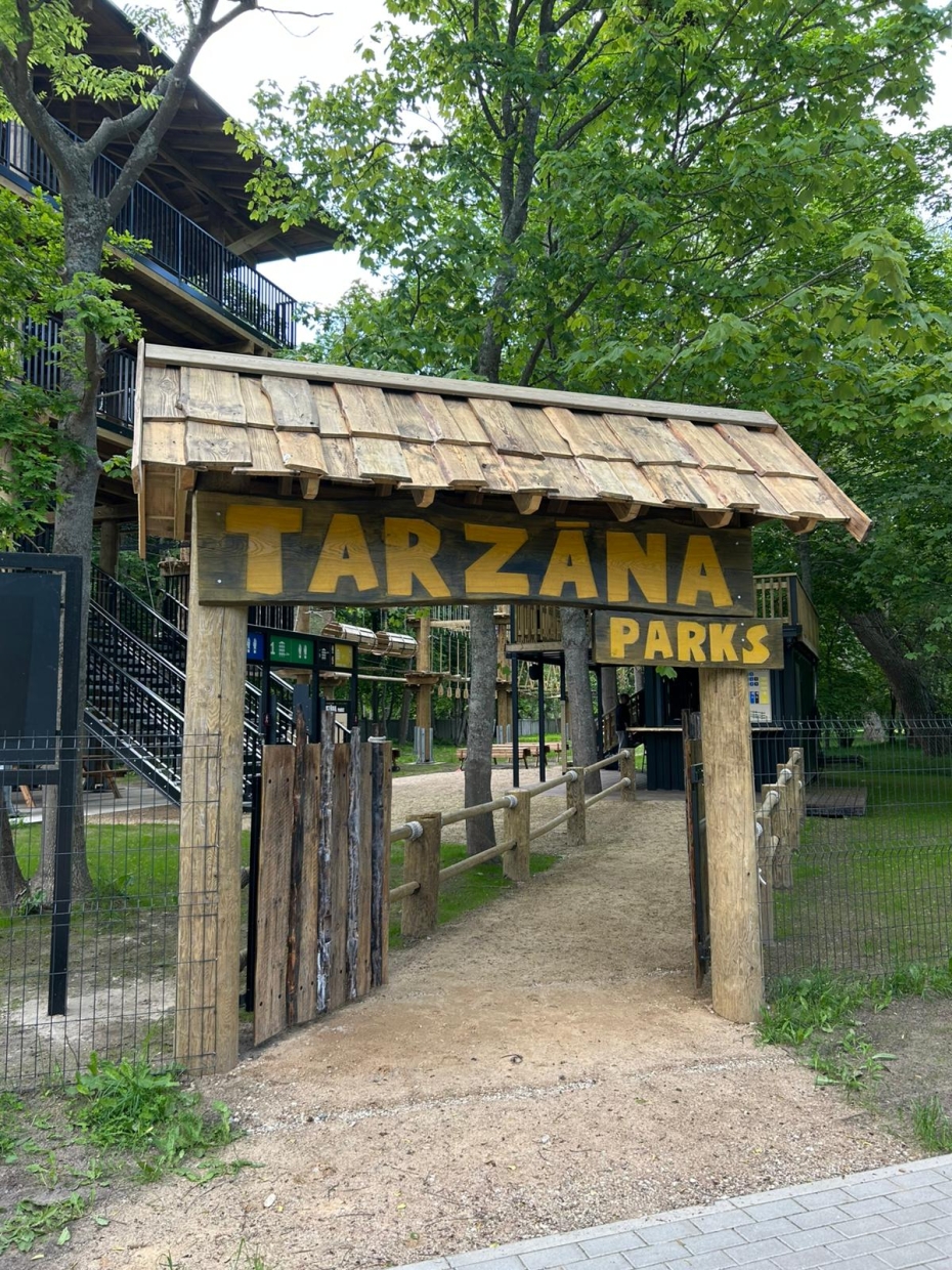 Liepājā atklāts jauns piedzīvojumu parks “Tarzāns” 