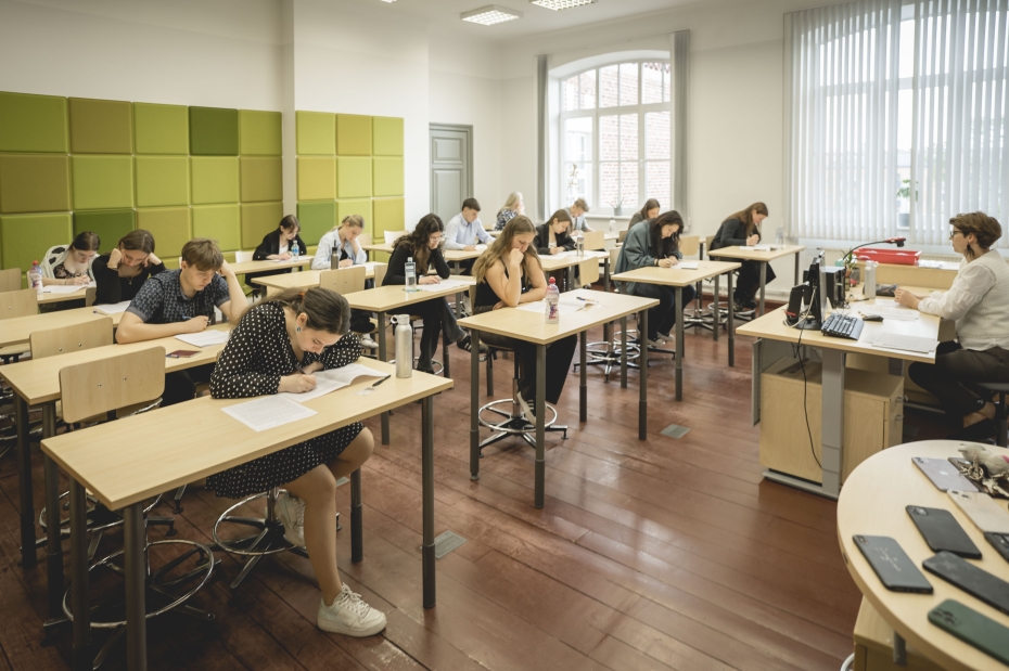 Liepājas skolēni veiksmīgi pārvarējuši centralizēto eksāmenu izaicinājumus