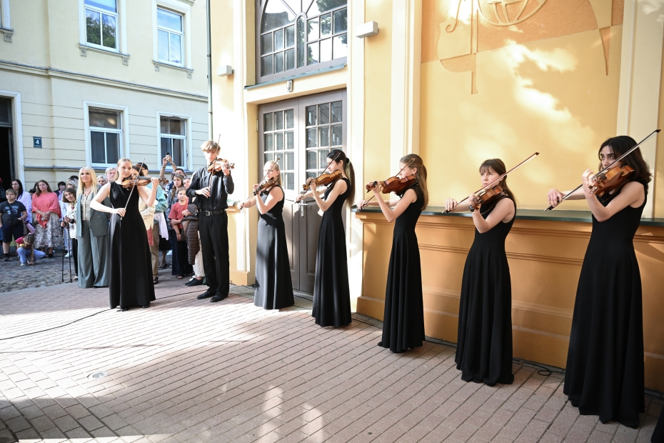 LMMDV jubilejas salidojumā satikās paaudzes, godināja tradīcijas un skolas cilvēkus