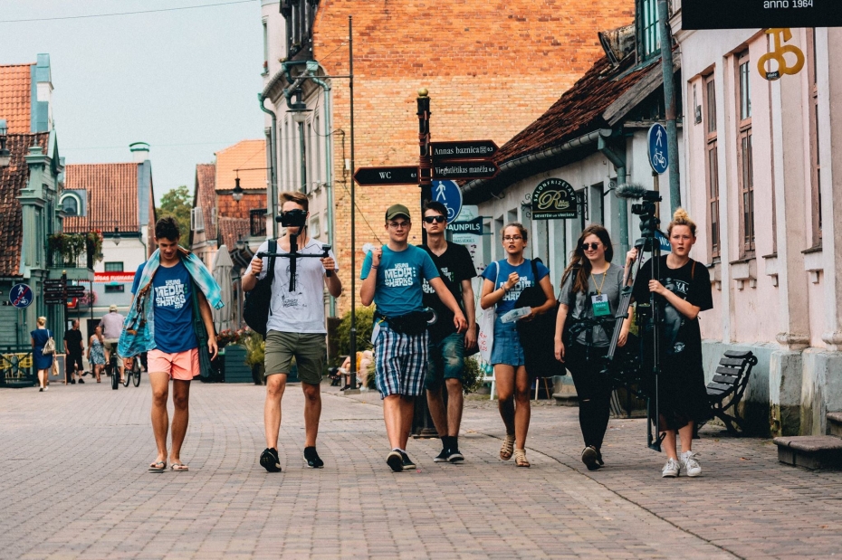 Jauniešus aicina pieteikties bezmaksas starptautiskajai mediju nometnei „Young Media Sharks”