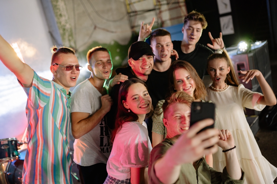 10 jautras ballīšu spēles pieaugušajiem, kas iesaistīs visu kompāniju 