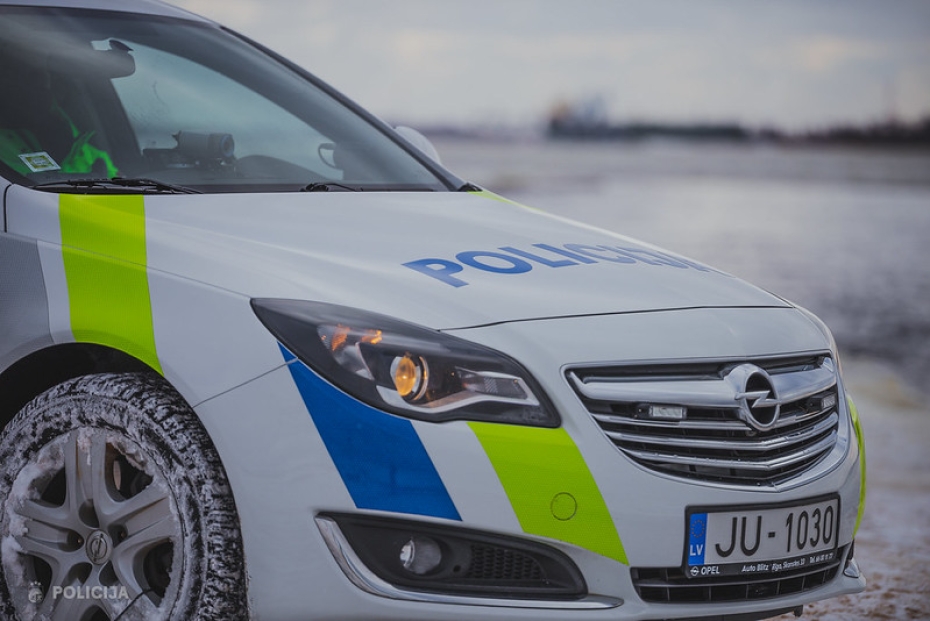 Neapdomīgs BMW manevrs liek krist aizmugurē braucošam motociklam