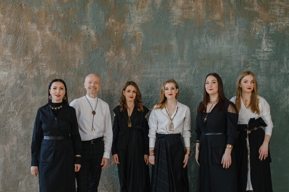 Senās uguns naktī kvēlos ugunskuri un skanēs grupa "Latvian Voices"
