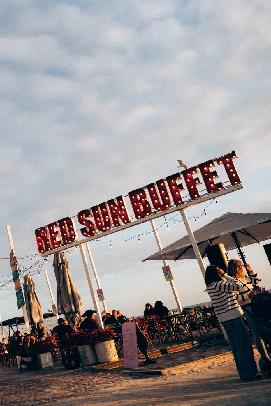  Septiņi koncerti pie jūras - "Red Sun Buffet" vasaras izskaņā