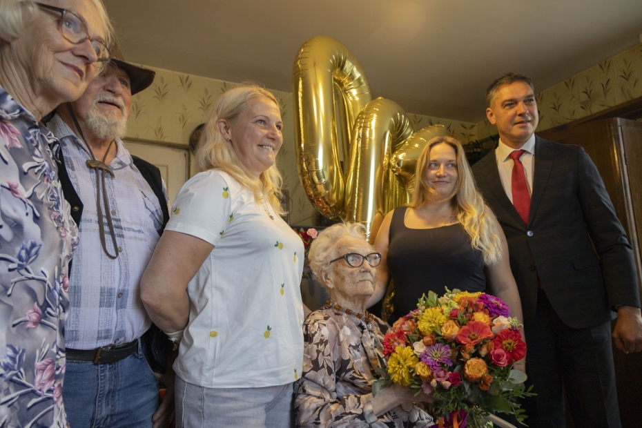 Simts gadu jubilejā sveic liepājnieci Ernu Emīliju Kļavu