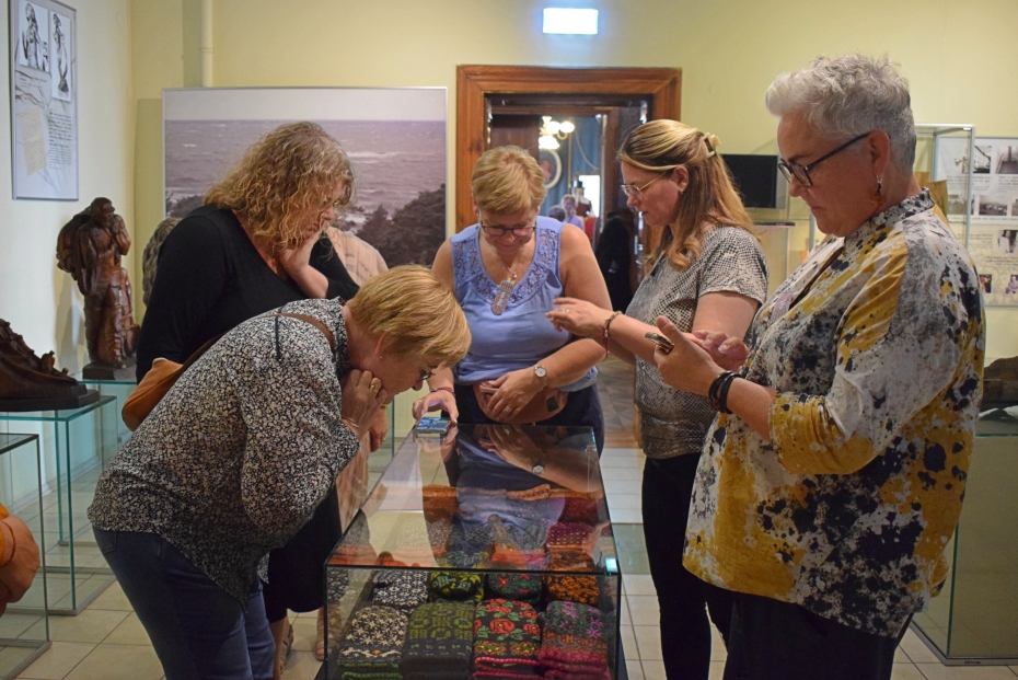 Islandes rokdarbnieces iepazīs Dienvidkurzemes cimdu adīšanas tradīcijas