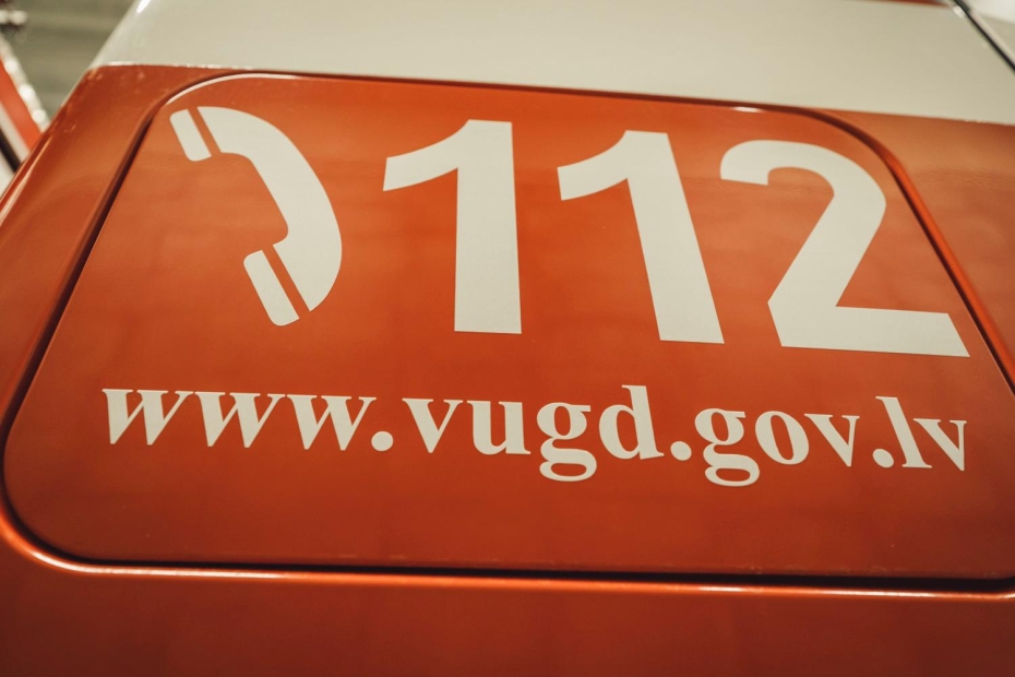 Ar ugunsdzēsēju glābēju palīdzību izglābti divi mežā apmaldījušies cilvēki