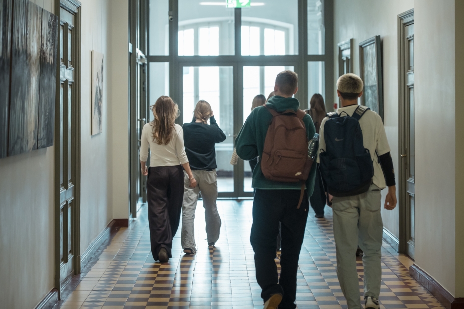 Pusaudžu vecāki aicināti pieteikties bezmaksas atbalsta grupas nodarbībām