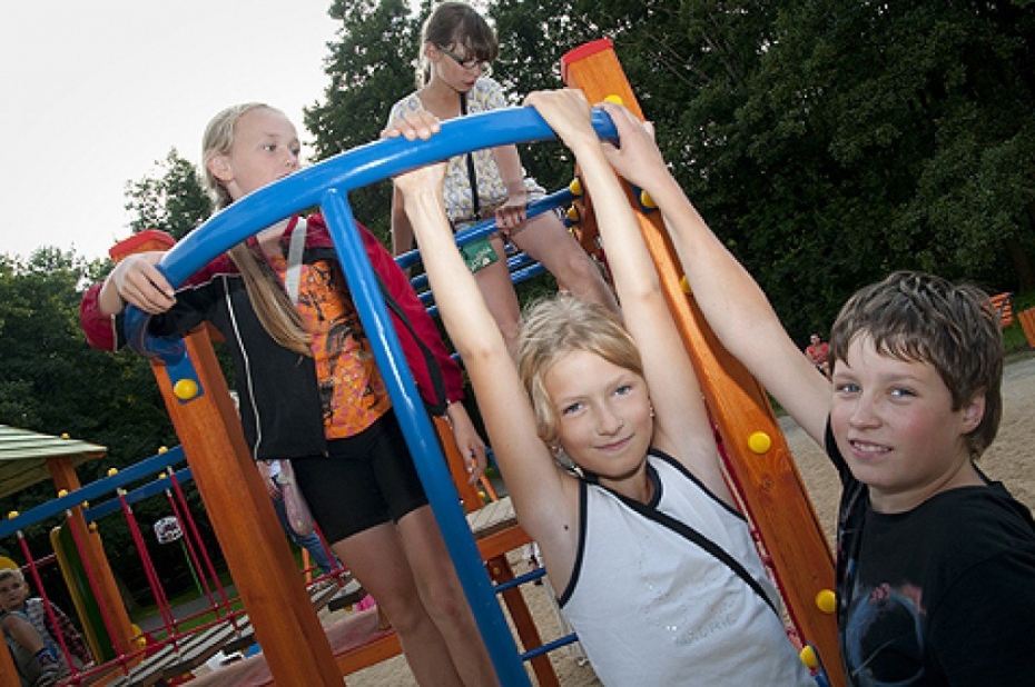 Liepājas bērni priecājas par jaunajiem rotaļu laukumiem