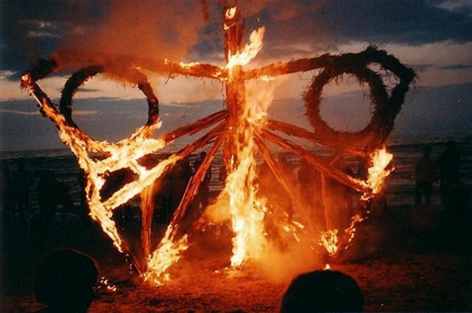 Uguns ceļš un kopīgi vārdi Liepājas pludmalē