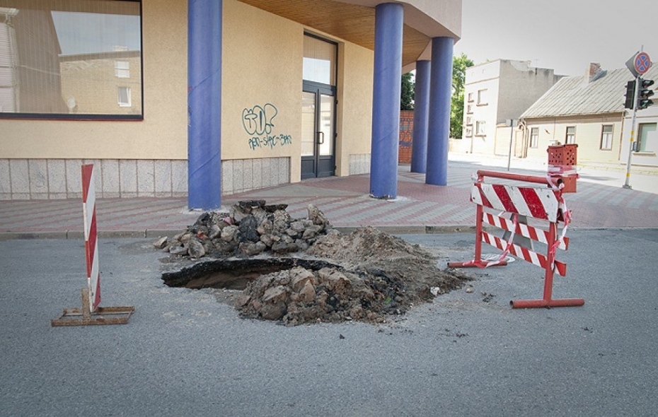 Liepājas brauktuvēs rodas jaunas bedres. Šoreiz Jūrmalas ielā