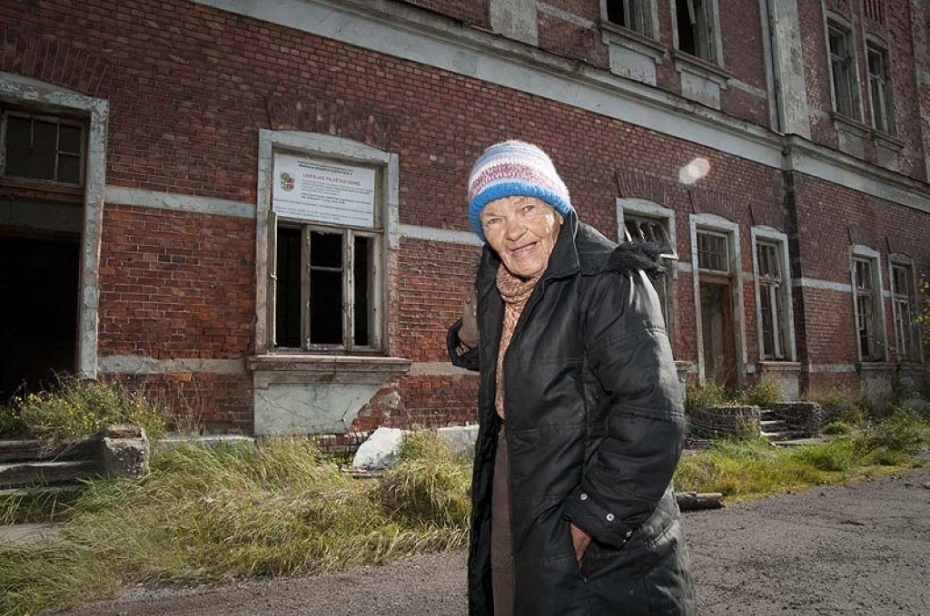 Flotes ielas pamestajos namos rosās klaidoņi (video)