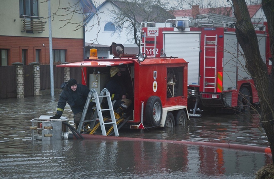 Papildināts – lietus un sniegs pārpludina Ezermalu (galerija,video)