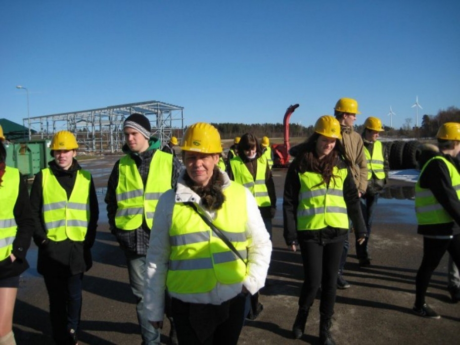 Jaunieši no Islandes apmeklē atkritumu poligonu