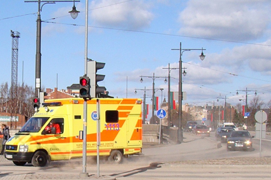 Šonedēļ Liepājā sākta ziemā izkaisīto smilšu savākšana