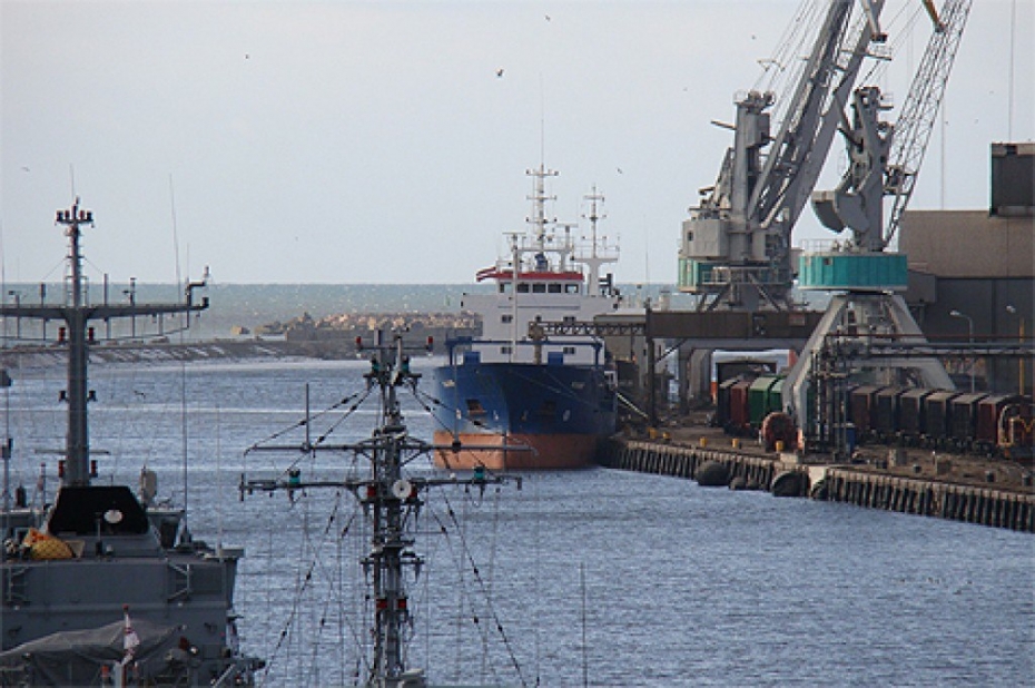 Vētrā Liepājas ostā ierobežota kuģu kustība