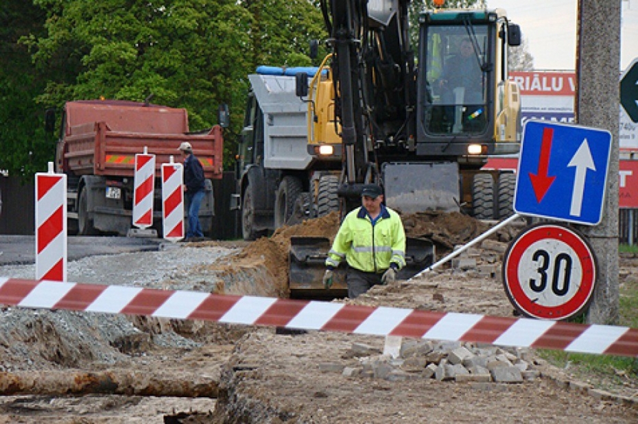 Slēdz satiksmi Jaunajā ostmalā